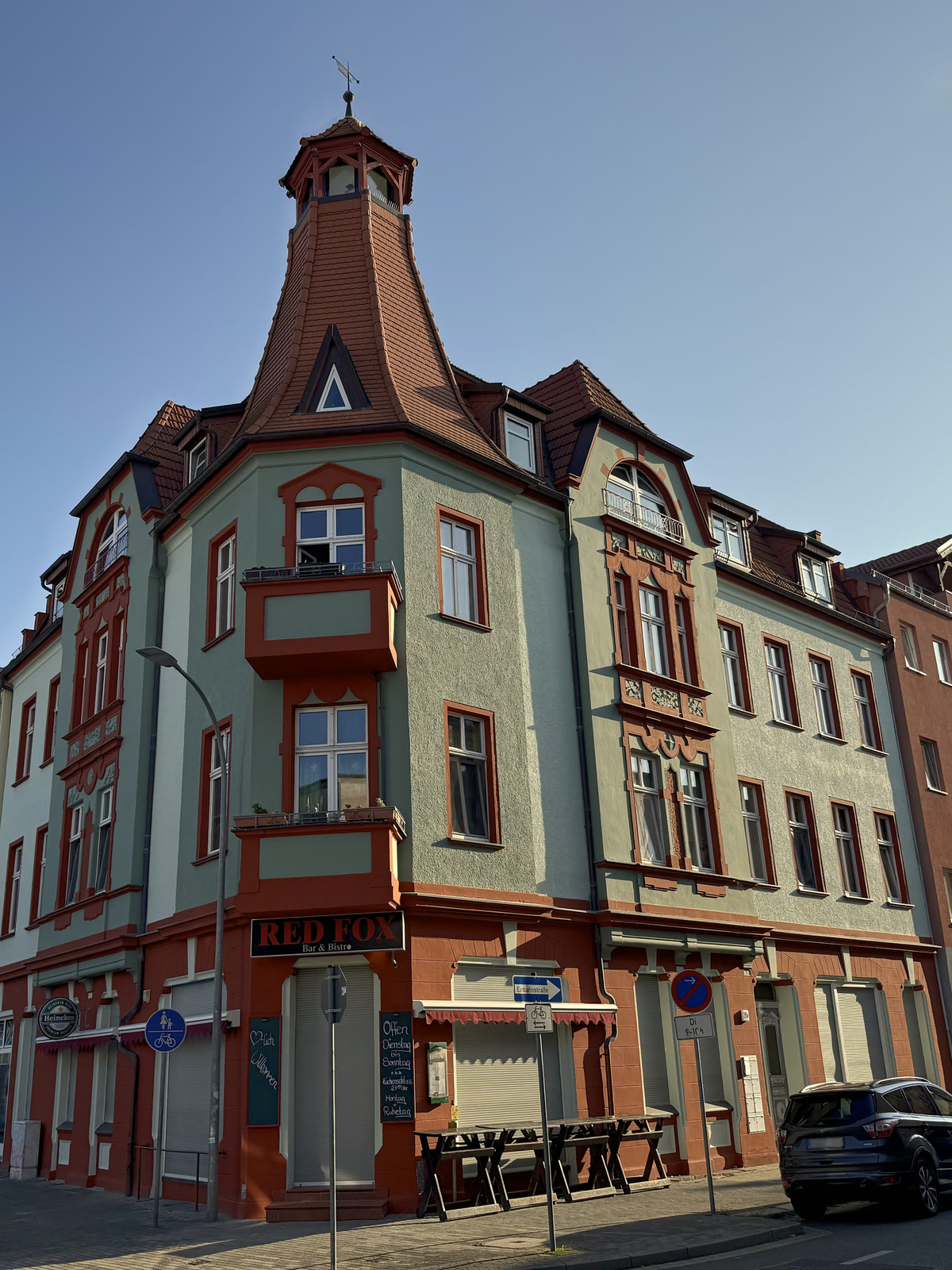 Überarbeitete historische Fassade mit frischem Anstrich
